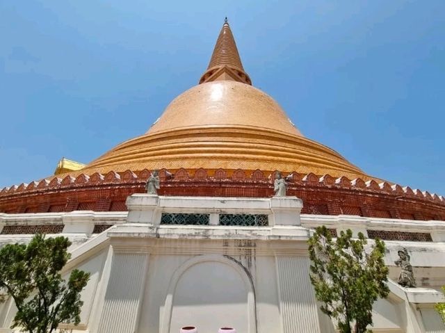 黄金に輝く仏教の象徴！プラパトムチェディの荘厳な美しさ