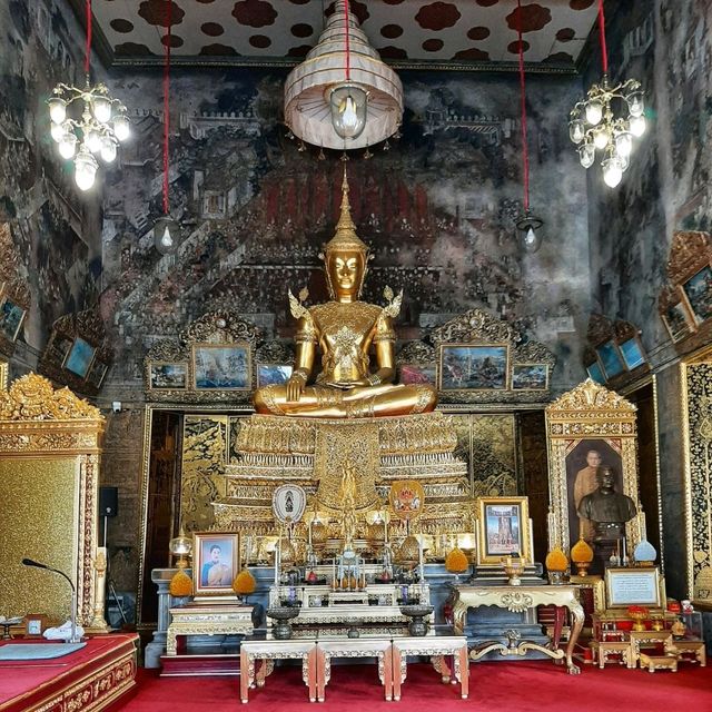 สักการะพระพุทธมหาจักรพรรดิ พระพุทธรูปทรงเครื่อง