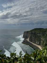 Uluwatu Temple: Stunning Views & Sneaky Monkeys!🐒