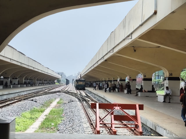 孟加拉｜5分鐘內成為全場焦點 意外在火車站收穫滿滿陌生人的笑容與問候 超真誠的火車站初體驗讓我徹底改觀孟加拉
