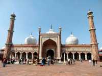 ⏳ A Day Alone in Timeless Delhi – Chaos, History & Soul