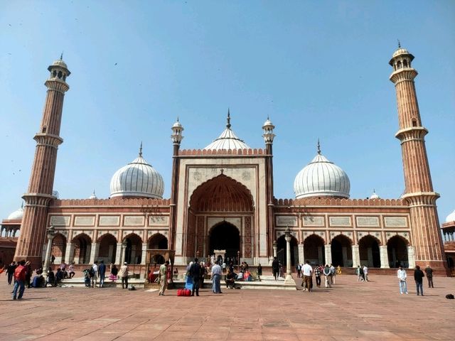 ⏳ A Day Alone in Timeless Delhi – Chaos, History & Soul