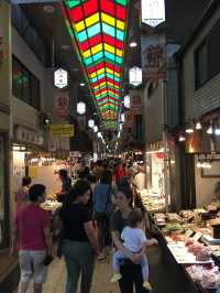 京都景點必去—🍢 錦市場｜京都人的廚房，美食控的天堂小巷 