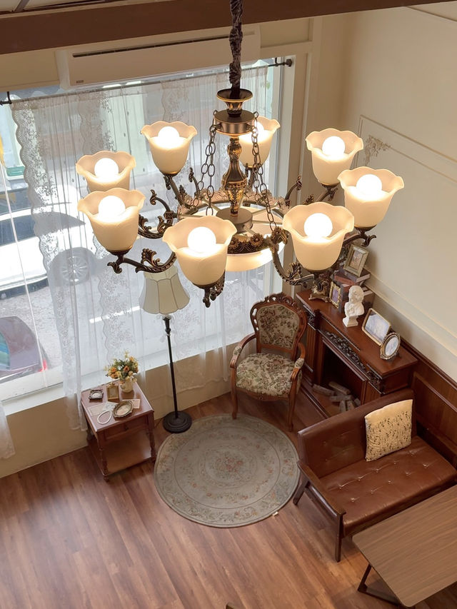 Three-Storey Vintage Charm Just Minutes from the Checkpoint