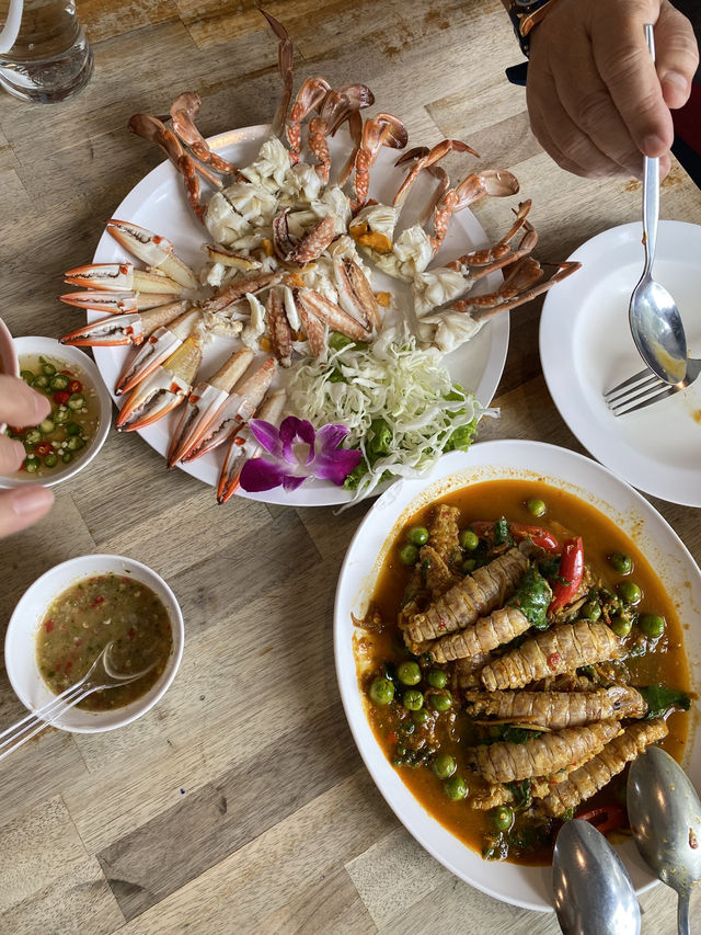 รีวิวร้านซีฟู้ดเจ๊เมี้ยน บางแสน – เด็ดสมคำร่ำลือ 🦀