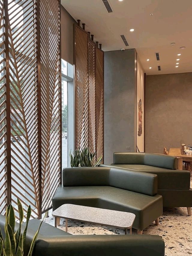 Starbucks Lotte Liễu Giai offers a familiar