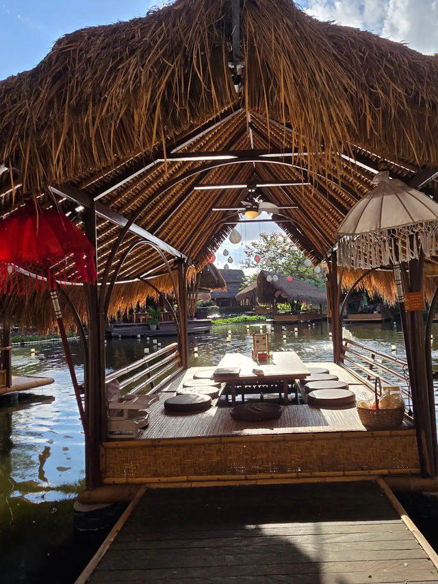 Gemitir Glow, Bali’s Bloom-Fueled Café Escape