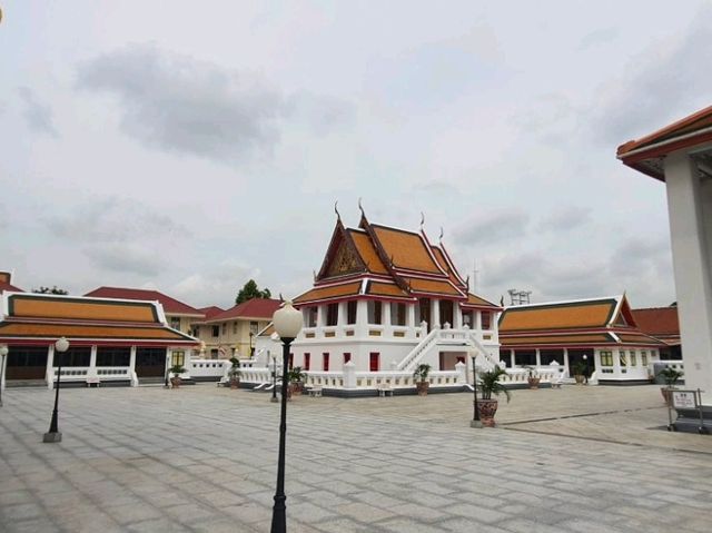 ไหว้พระ ขอพร ณ วัดกัลยาณมิตร วรมหาวิหาร