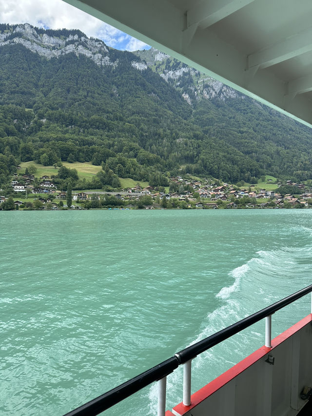 🚞絶景の旅の玄関口 ― インターラーケンで始まるアルプスの冒険