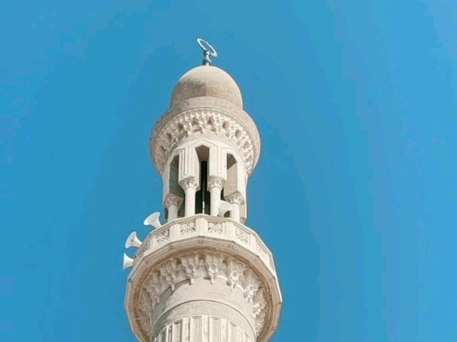 Serenity in the Sands – An-Namirah Mosque!