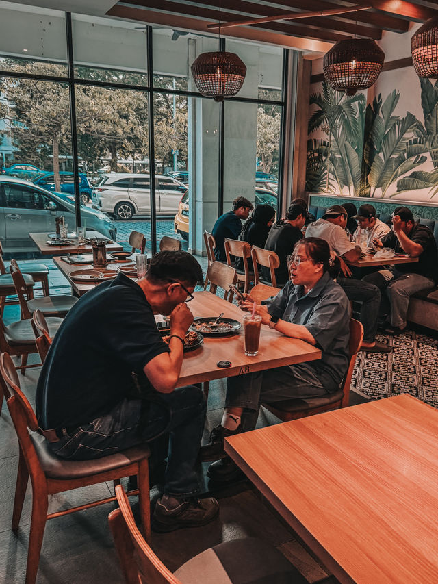 Queue for the Curry Magic – Nasi Kandar Beratur 786 Delivers