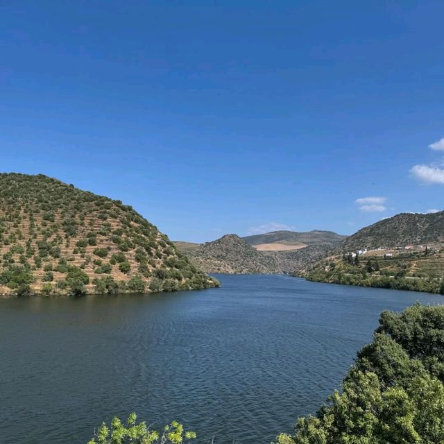 Rio Douro A River of Beauty and Tradition Rio Douro A River of Beauty and Tradition