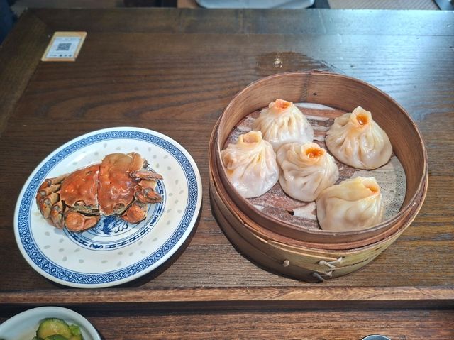 ✨上海李百蟹高質必食推介🤩邊吃蟹黃面醉蟹小籠包邊看陸家嘴美景💯