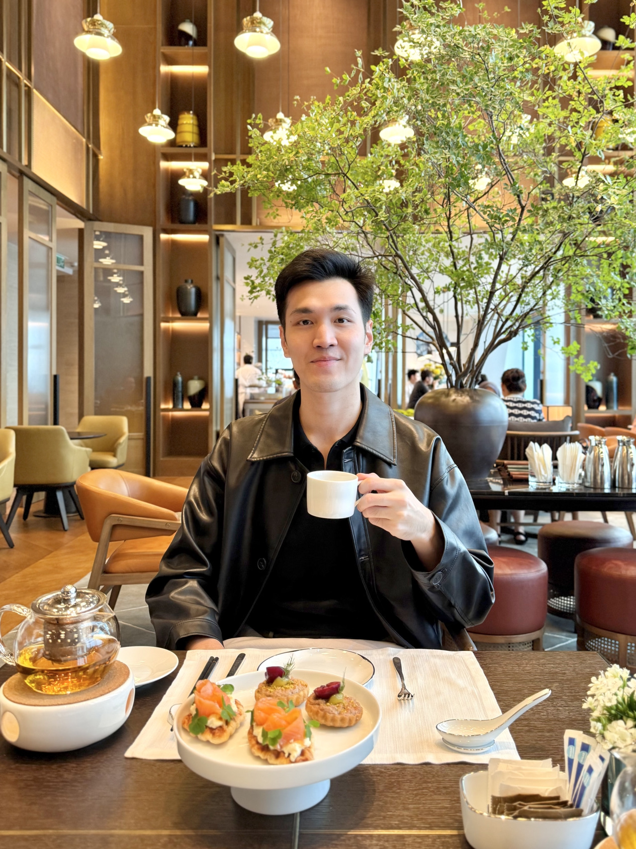 𝗔𝗳𝘁𝗲𝗿𝗻𝗼𝗼𝗻 𝗧𝗲𝗮 di Park Hyatt Kuala Lumpur
Anda dapat memilih hidangan penutup apa saja jika Anda dapat menyelesaikan seluruh menu (dengan lebih dari 10 jenis hidangan penutup). Pecinta hidangan penutup pasti akan merasa ini sangat berharga.

Nikmati pemandangan kota Kuala Lumpur dari gedung tertinggi di Malaysia dan gedung tertinggi kedua di dunia, dengan harga 474 MYR (sekitar 3.600 THB) untuk dua orang.

Amuse (Pembuka)
 • King Crab Roll — Gulungan kepiting raja disajikan dengan shiso (daun Jepang), yuzu (jeruk Jepang), dan lada sansho

Savoury
 • Duck Rillette Pie Tee — Pai kecil berisi daging bebek berbumbu, disajikan dengan ceri dan pistachio
 • Pulpit Rock Smoked Salmon Waffle — Wafel salmon asap disajikan dengan apel dan lobak
 • Lobster Dumpling — Pangsit lobster udang dalam saus saffron dan minyak cabai

Mizuna Sorbet
 • Strawberry — Sorbet stroberi yang menyegarkan

Classic Scones
 • Scones klasik disajikan dengan selai buatan sendiri dan krim kental

Dessert Trolley (Hidangan Penutup Harian)
 • Pilihan kue dan pastry yang dipilih setiap hari