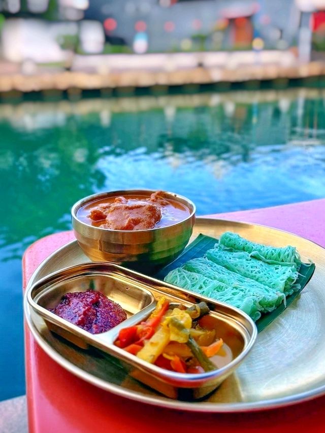 🥪☕🥦🌶️🍜🫛🥃🍗🥒🍛Savouring Local Delights at a Cozy Riverside Cafe in Malacca.
