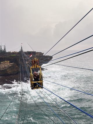 グヌン・キドゥル県テプス山の隠れた魅力を探索するのは、まさに格別です🌊✨ ティマンビーチはまさに圧巻。荒々しい波が壮大な断崖に打ち寄せ、ドラマチックな海の雰囲気と純粋な冒険が融合した、数少ない場所の一つです。

必見スポット：
1. ティマンビーチ（Jl. Pantai Sel. Jawa、Purwodadi、テプス山）— 午前8時から午後5時まで、通年営業
象徴的な断崖、手つかずの自然、そして潮風。私が訪れた時は曇り空か雨模様で、すべてがムーディーな傑作のようでした（壮大な写真を撮るには最適です。岩場を勇敢に歩く一人の漁師を想像してみてください！）。岩だらけで濡れているので、丈夫な靴を履いて出かけましょう！
2. ケレタ・ゴンドラ97（RMF6+6XM サムドラ・ヒンディア、Purwodadi、テプス山）
勇気がありますか？この大胆なケーブルカーに乗り、打ち寄せる波の上をぶら下がり、沖合の岩だらけの小島へと向かいましょう。終日運行していますが、混雑が少なく、荒々しい景色を堪能するには早朝がおすすめです。
3. ケダイ・ロブスター・パク・シス・ティマン (サラーム・ルウェンゴンボ・ジャン・パンタイ、ティマン、プルウォダディ、テプス島)
冒険の後は、この地元の店に立ち寄るのをお忘れなく。ここのロブスターは、予測不能なティマン海域で獲れたてのものです。バターのような甘みとパンチの効いた味わいは格別です。サンバルの風味も抜群です。
