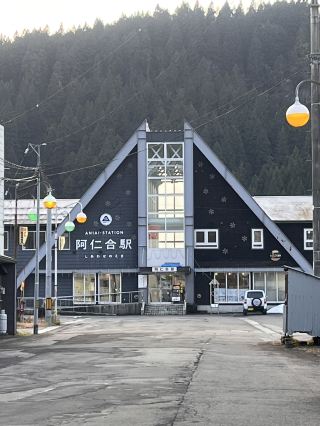 รถไฟสาย Akita Inland Line มอบประสบการณ์การเดินทางด้วยรถไฟที่ไม่เหมือนใครอย่างแท้จริง ทิวทัศน์จากสถานี Takasu ไปยัง Kakunodate นั้นงดงามตระการตา ครั้งนี้ฉันได้ไปเยี่ยมชมสถานี Aringa ซึ่งมีสถาปัตยกรรมที่โดดเด่นเป็นพิเศษ และพนักงานก็เป็นมิตรและให้ความช่วยเหลืออย่างเหลือเชื่อ! สถานีตั้งอยู่ติดกับสวนสาธารณะและแม่น้ำขนาดใหญ่!

สถานีแห่งนี้จำหน่ายผลิตภัณฑ์ท้องถิ่นที่สร้างสรรค์และขนมขบเคี้ยวพิเศษมากมาย นักท่องเที่ยวต่างเพลิดเพลินกับข้าวแกงกะหรี่รสชาติอร่อยเข้มข้น – อร่อยอย่างเหลือเชื่อ!

ฉันพักที่โรงแรม Odate Royal Hotel สองคืน และมีห้องอาบน้ำรวมขนาดใหญ่บนชั้น 5 พวกเขายังมีอาหารว่างให้บริการช่วงดึกตั้งแต่ 19:00 น. ถึง 21:30 น.! มันยอดเยี่ยมมาก! คุ้มค่ากับเงินที่จ่ายไปจริงๆ