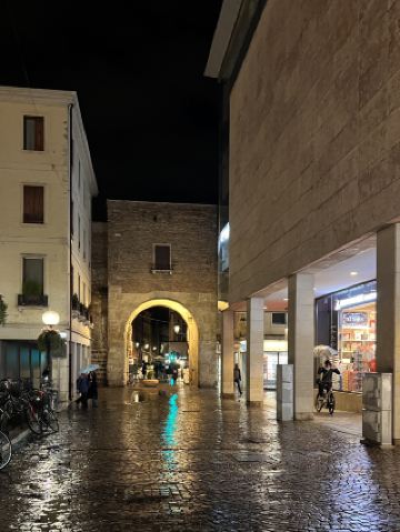 Padua at Night – Rain, Reflections, and Quiet Streets 🌧️✨