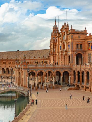 ทั้งกลางวันและกลางคืนที่จัตุรัสพลาซา เด เอสปาญา ในเมืองเซบียา