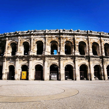 フランスの小さなローマ、ニーム(Nîmes)の古代遺跡旅行ガイド。 | Trip