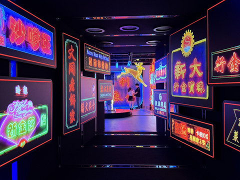 ネオンライトとDXデザインで見つけたもの🧩 | Trip.com 香港