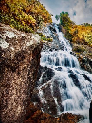The Miesweg runs 3.5 km along the east shore of Traunsee (Gmunden–Traunstein car park to the tunnel,