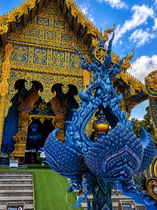 Khám phá ngôi chùa xanh của Chiang Rai: Wat Rong Suea Ten