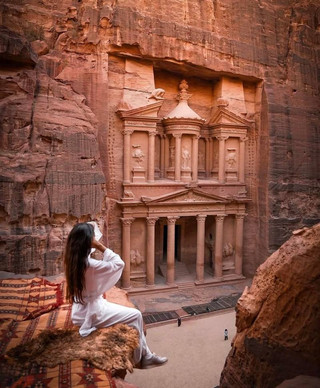 ПЕТРА 🇯🇴 — ЗАТЕРЯННЫЙ ГОРОД, ВЫРЕЗАННЫЙ В РОЗОВО-КРАСНЫХ СКАЛАХ ИОРДАНИИ