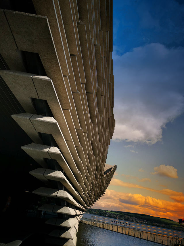 光與影的舞蹈：隈研吾的 V&A Dundee ☀️🌑🕺💃