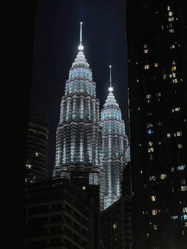 Petronas Twin Towers Glow Like a Dream on Holidays ✨