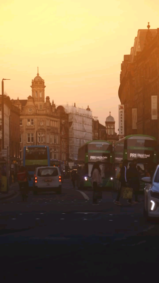 🌅 Golden Hour in Leeds: The City's Most Magical Moment 💛