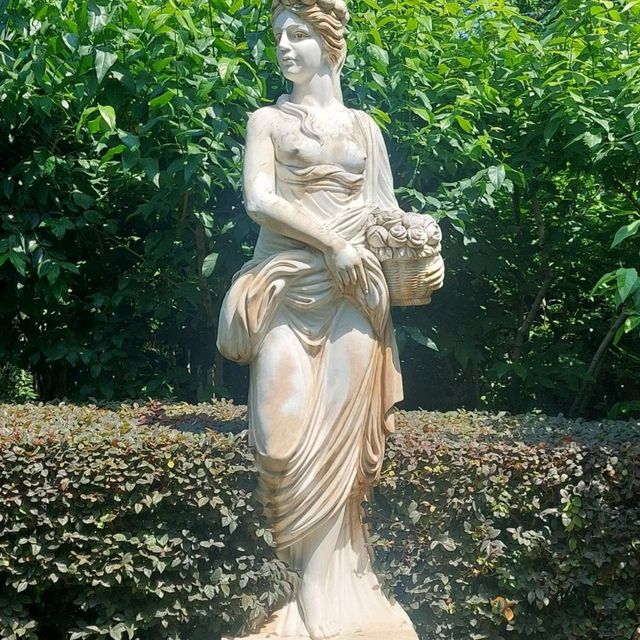 Shanghai, French quarter, nice statuettes show Western influence 