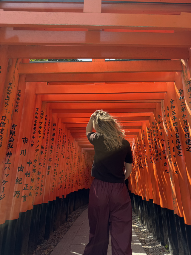 Japan might seem expensive if you're not aware of these tips. Many even call it the most expensive country in the world. But that's not true at all.

1️⃣ Eat Where the Locals Eat

7/11, Lawson, FamilyMart, and small traditional cafes are not compromises—they're the norm.

- Onigiri
- Tonkatsu sandwiches
- Ramen
- Gyoza

For just $3–7 (400–700₽), you can have a great meal. Popular restaurants with long lines are 2–3 times more expensive and take up a lot of time.

You might wait in line for up to 3 hours. During my first few days, I wasted a lot of time and energy this way. Later, I got used to shopping at 7/11 and tried many delicious options.

📍By the way, there's a post in my profile about what to buy at convenience stores and which cafes in Tokyo are really worth visiting.

2️⃣ Plan Your Day by Districts and Use Day Passes

In Japan, extra trips can quickly drain your budget, and taxis are quite expensive.

- Running across the city costs thousands on transport
- Planning your day by district allows you to walk everywhere
- Day passes make metro and buses cheaper (especially in Kyoto!)

3️⃣ Book Popular Spots in Advance

In Japan, everything operates on time slots.

- Observation decks
- Museums
- Themed cafes
- Trains and tours

If you buy tickets on the same day, you'll pay more or might not get in at all. You'll also waste time in lines.

I booked many places in advance on trip.com, especially popular ones like Shibuya Sky (the best time slots are sold out a month in advance).

📌 These three rules help you travel in Japan without unnecessary expenses and stress.