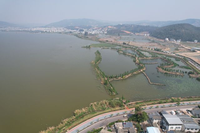 異龍湖是雲南省九大高原湖泊之一，是石屏人民的母親湖，屬省級風景名勝區