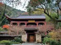 杭州寺廟天花板｜紅楓季節同樣驚艷