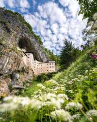 乘火車打卡神奇的地下世界波斯托伊納溶洞（Postojna Cave）是歐洲最大的觀光溶洞，還是唯一一
