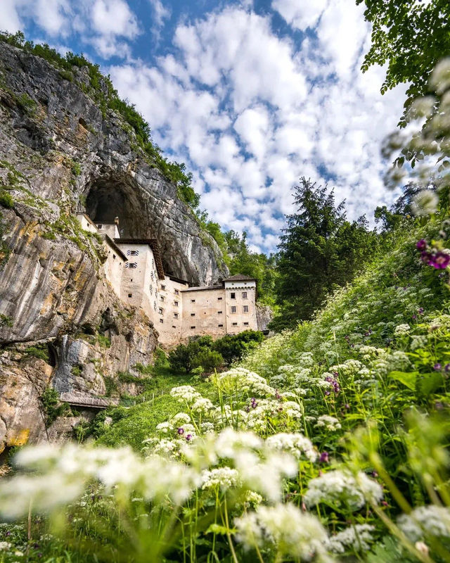 乘火車打卡神奇的地下世界波斯托伊納溶洞（Postojna Cave）是歐洲最大的觀光溶洞，還是唯一一
