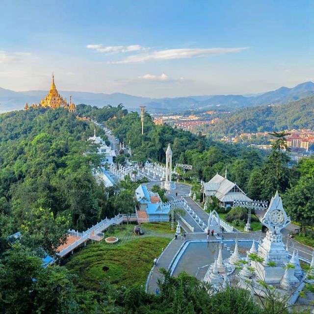 芒市動煥銀塔，非常美，合適拍人物大片哦