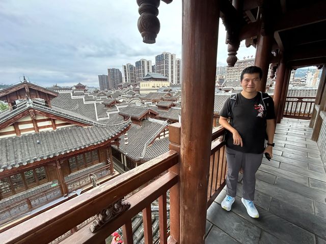搭了七個多小時高鐵終於到張家界了 ​ ​第一天先隨意在市區溜達，發現這邊的空氣質素真的超好，它是清新