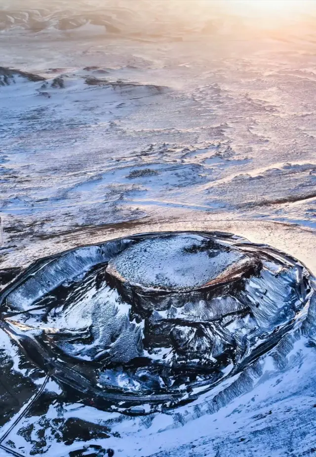 美麗雪中火山