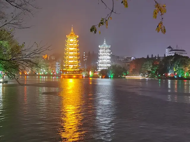 美しい桂林を夜間遊覧し、二つの川と四つの湖を徒歩で訪れ、金塔と銀塔を間近で見る