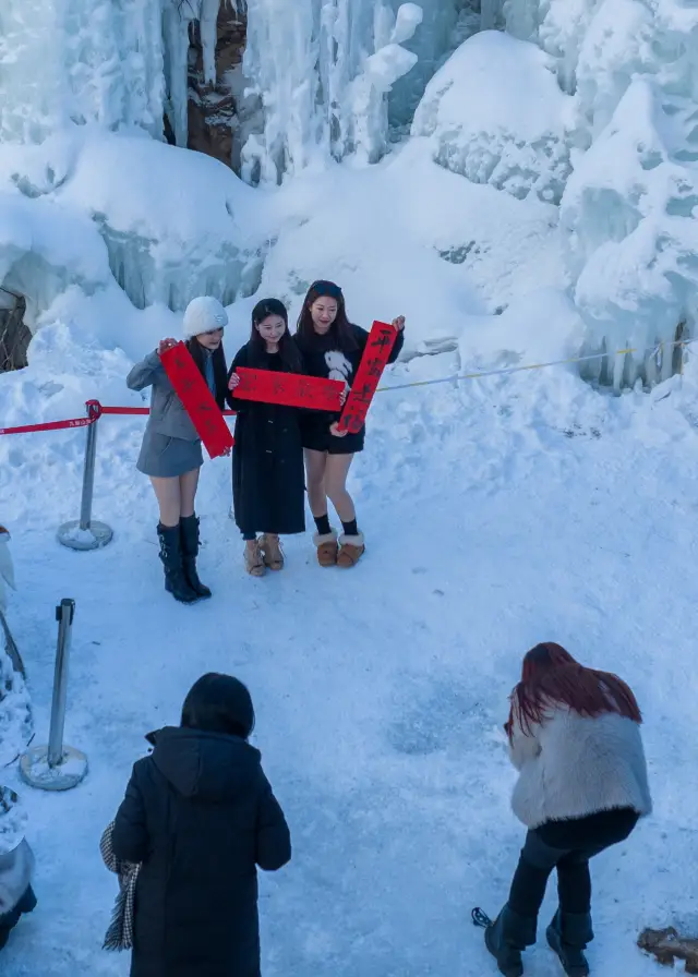 Jinan's little-known ice waterfall secret is hidden in the snowy kingdom of the small town