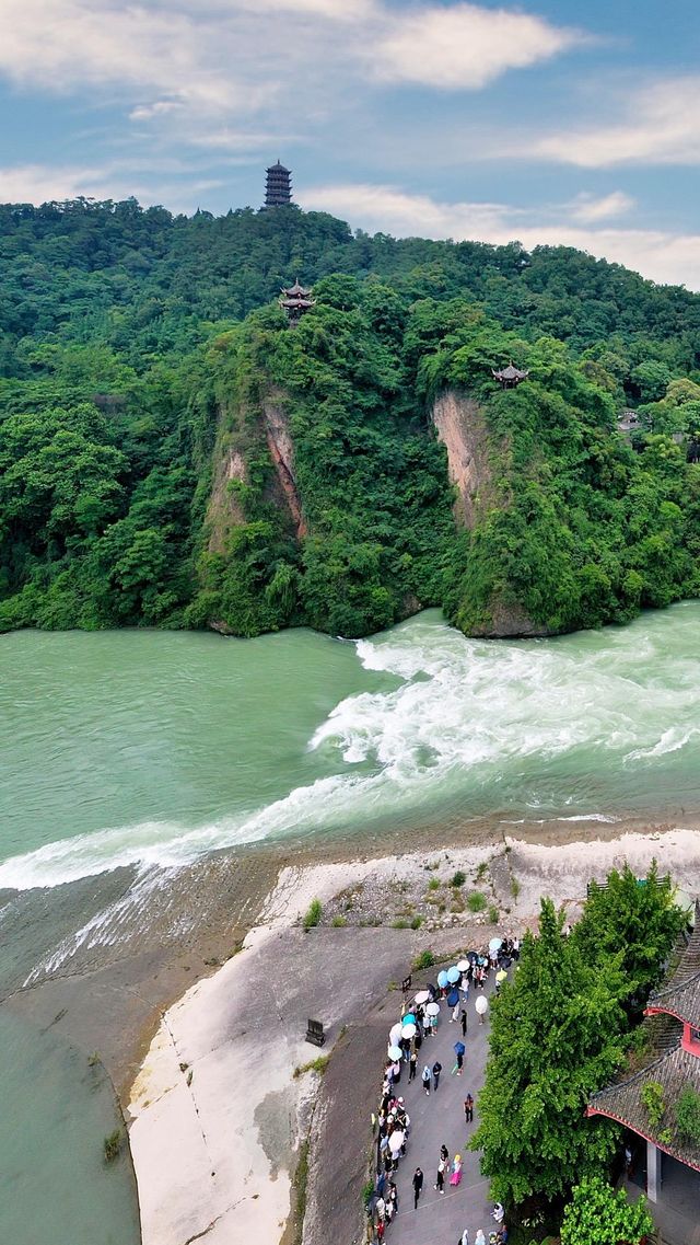 「問道青城山，拜水都江堰」