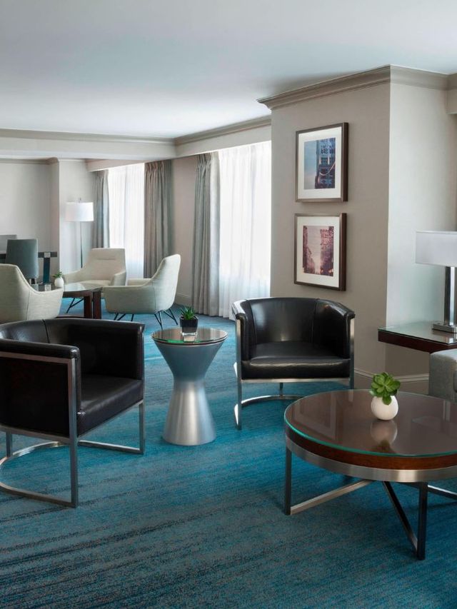 🌟✨ Toronto's Marriott Downtown: Luxury & Comfort! 🏨🍁