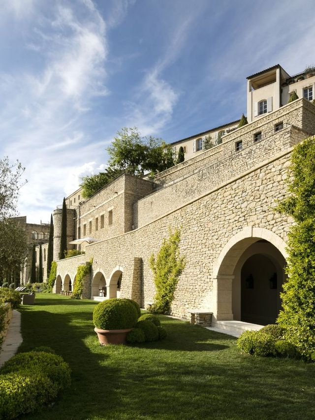🏰✨ Enchanting Escapes in Gordes: La Bastide Palace 🌄