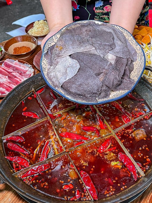 這家令人著迷的山城火鍋店，帶來無拘無束的放鬆感！