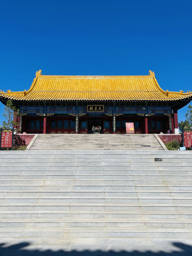 呼倫貝爾草原中的禪寺