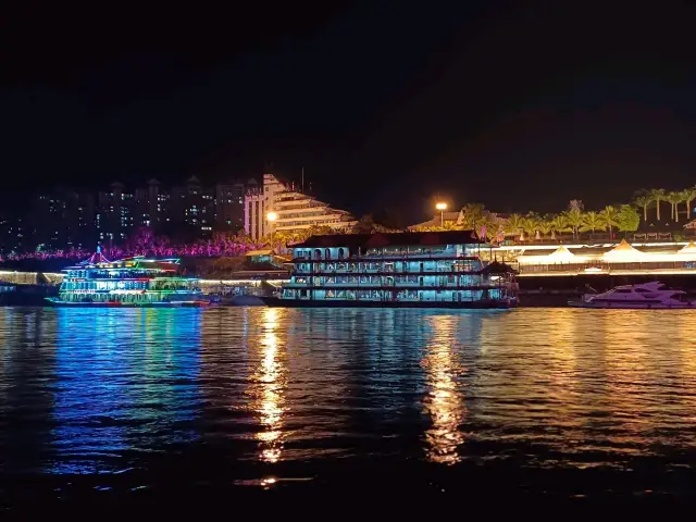 เดินเล่นยามค่ำคืนริมแม่น้ำโขงที่จิ่งหง