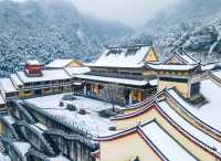 明月山滑雪登山，溫泉收尾超完美！