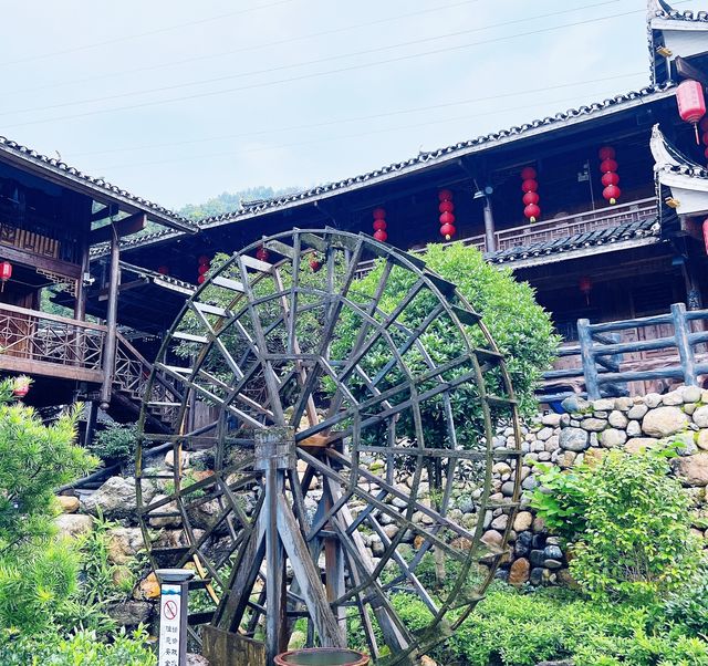 來楓香瑤寨，打卡山頂無邊際泳池